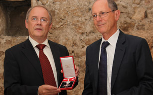 Manfred Matzka, Leiter Sektion I, Bundeskanzleramt, bei der Übergabe des Ehrenzeichens an o.Univ.-Prof. Reinhard Posch.